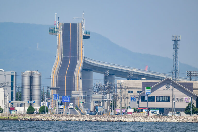 1度は見てみたいベタ踏み坂の江島大橋撮影スポットはここがベスト実際の勾配は MAYUK0 ILLUSTRATION