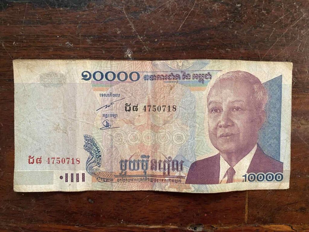 カンボジアの10000リエル札