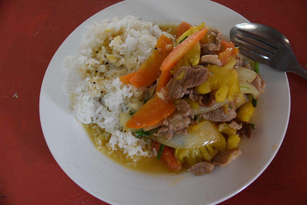 カンボジア家庭料理、パイナップルと野菜の炒め物かけごはん