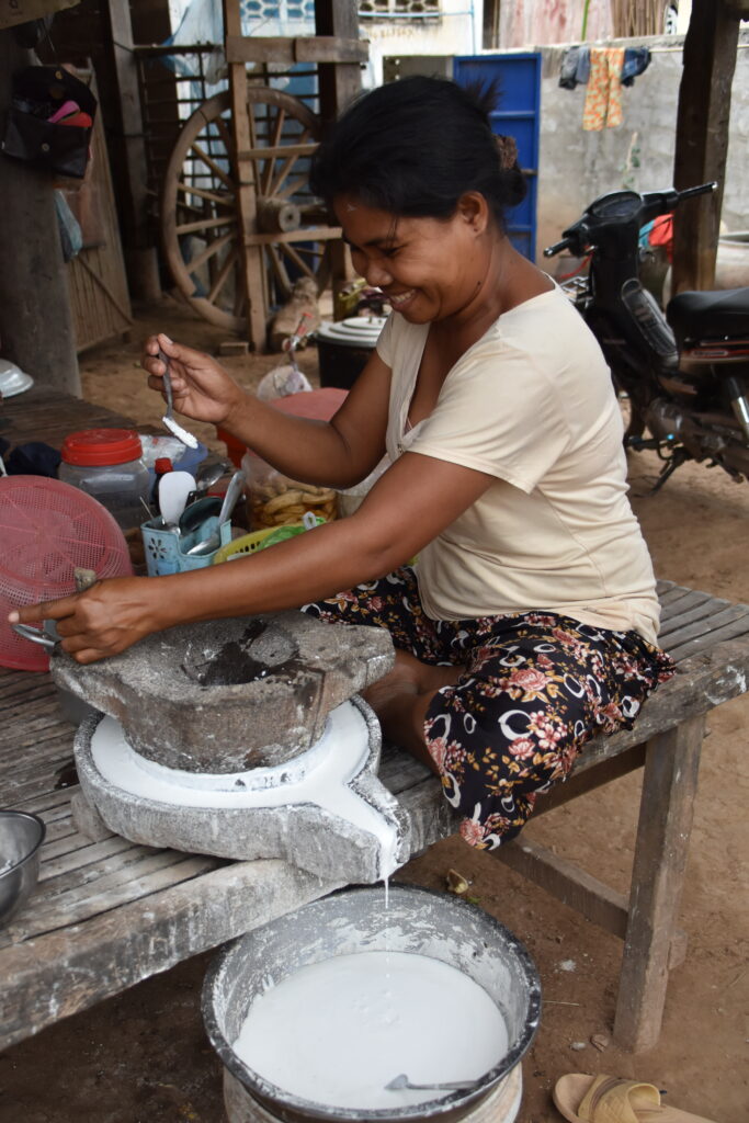 カンボジアの米粉麺制作風景