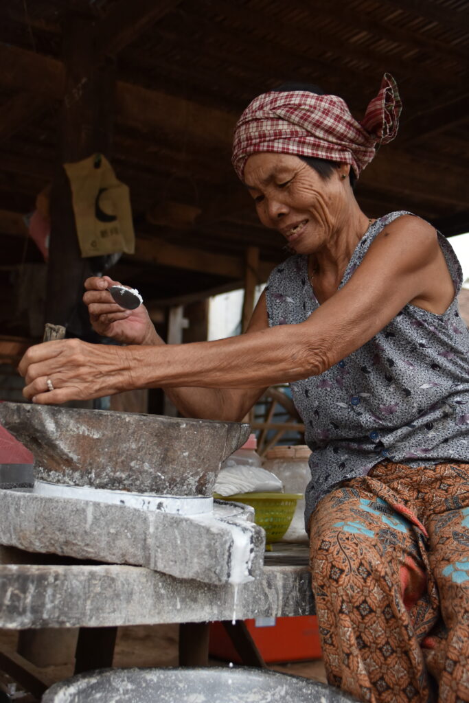 米粉麺を作っている女性
