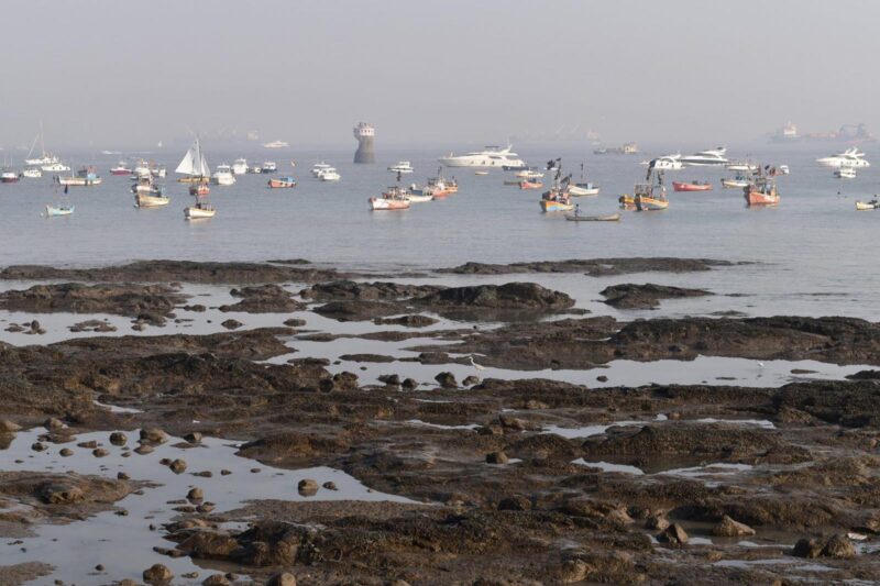 ムンバイの海と船