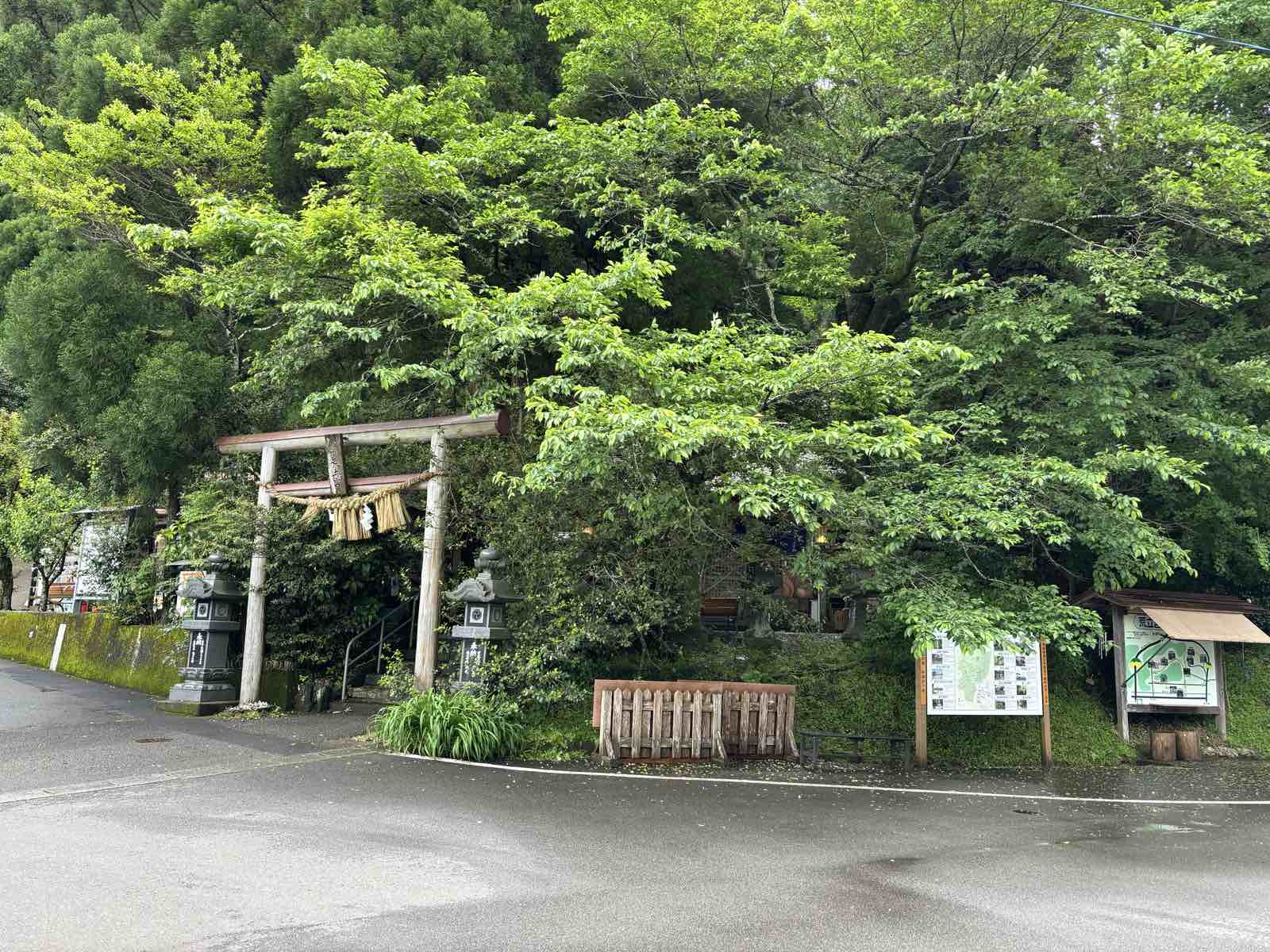 荒立神社の入り口